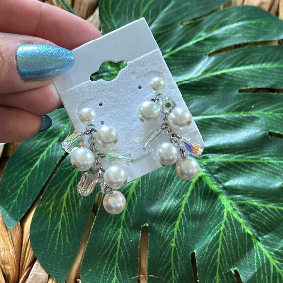 BOGO FREE Pearl silver cluster dangly earrings - Picture 3 of 4
